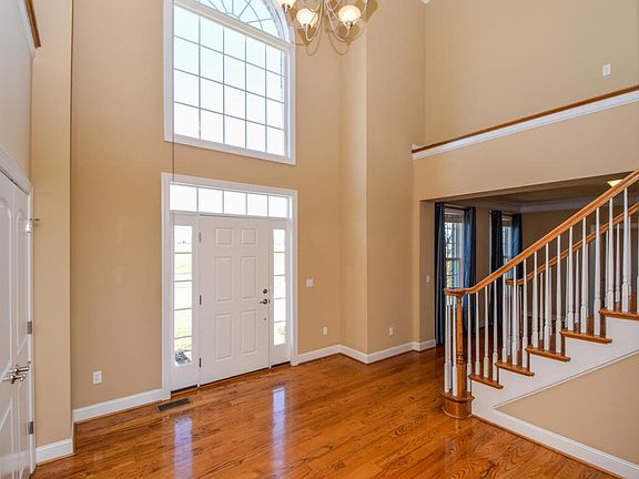 4th image of 91 Graystone Dr