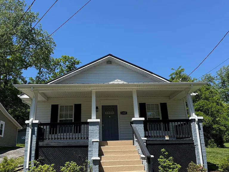1107 Miller St — Photo 2