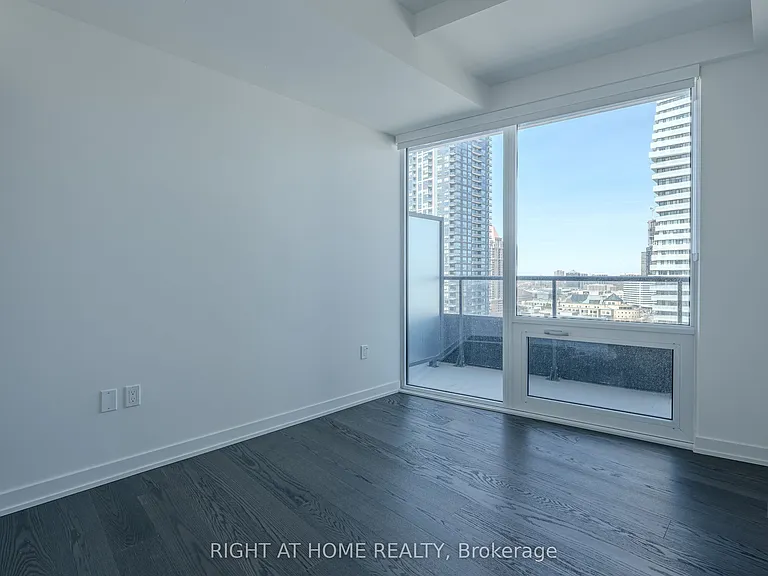 448 Burnhamthorpe Rd W — Photo 10