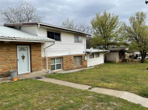 203 S 7th St, Jacksboro, TX 76458