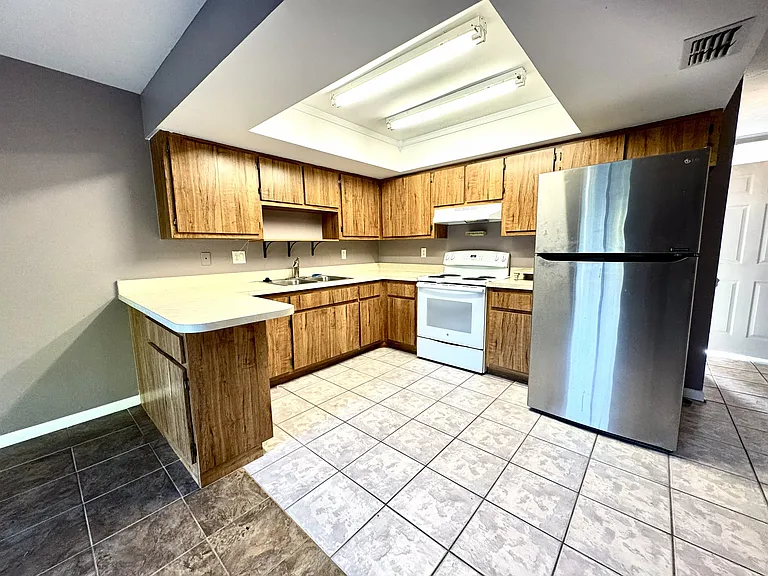 1307 SW Santa Barbara Pl — Photo 6