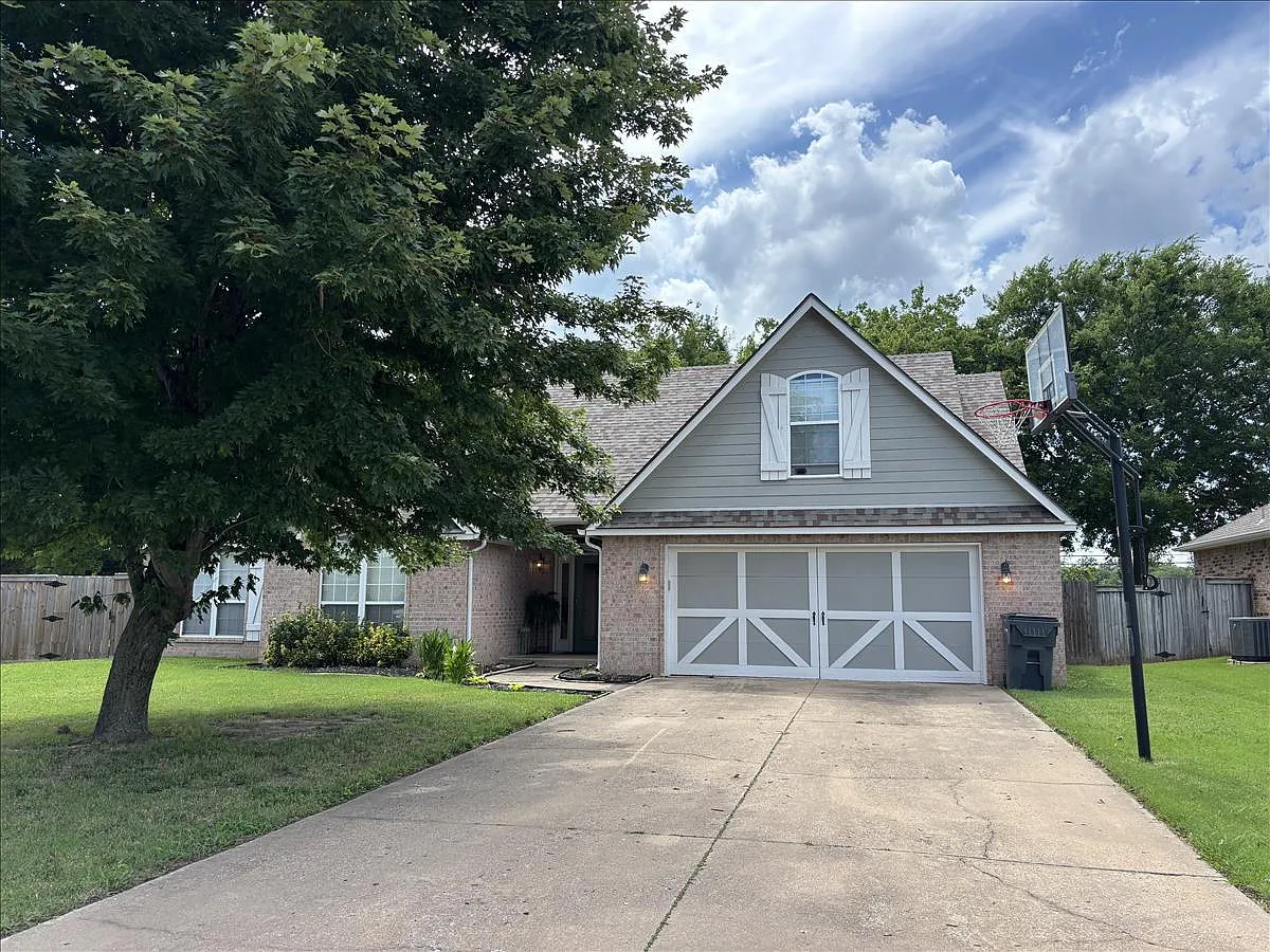 4 bed, 2.0 bath, 2100 sqft, $2,250 — Photo 2
