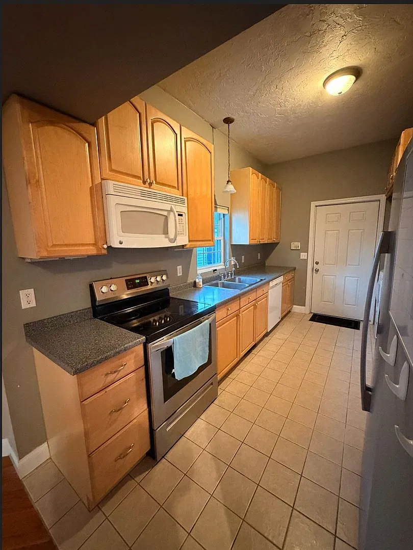 3 bed, 1.0 bath, 1188 sqft, $2,000 — Photo 4