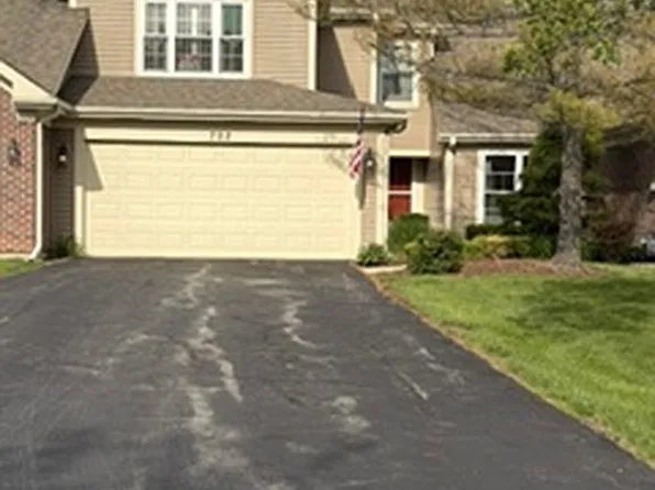 702 Clover Hill Ct, Elk Grove Village, IL 60007
