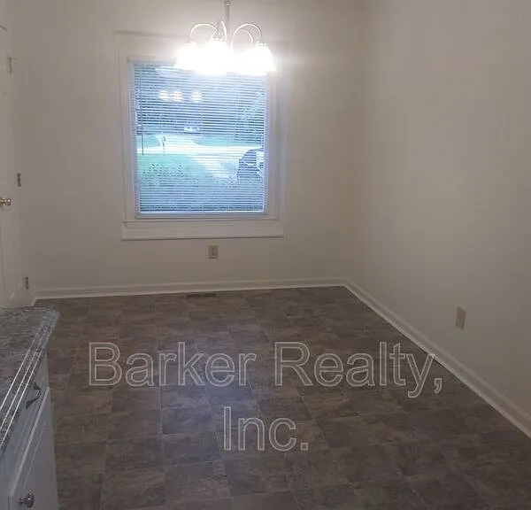 1506 Macdonald Ave — Photo 3