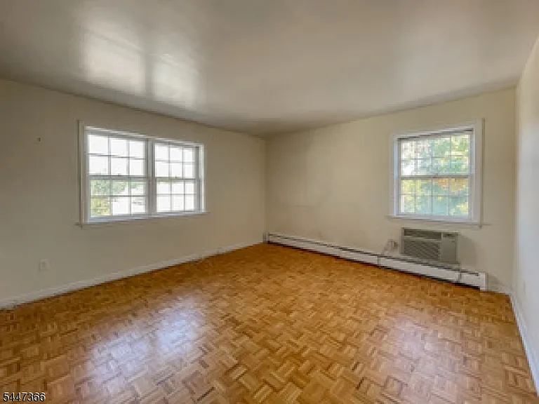 135 S Maple Ave — Photo 4