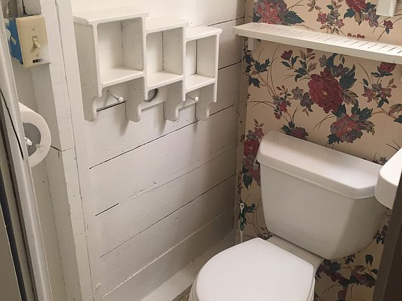 Cute shiplap cabin style bathRoom