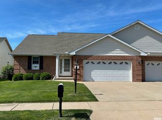 3705 W Eagle Point Dr, Peoria, IL 61615