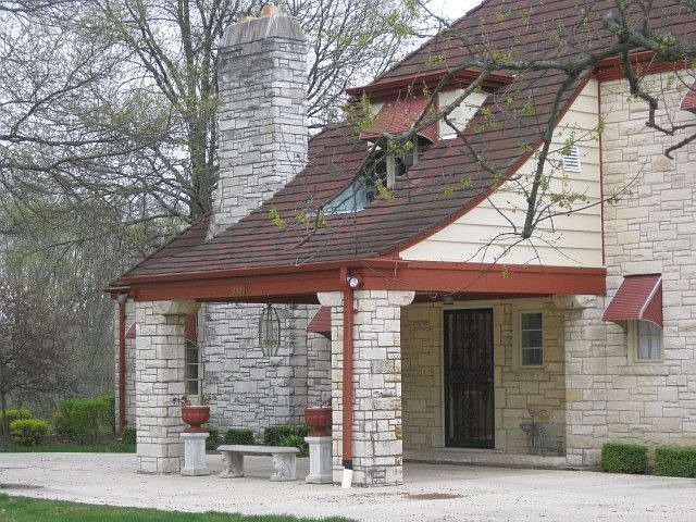 2nd image of 906 River Rd