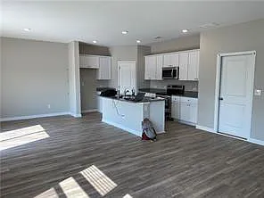 4 bed, 2.5 bath, 1822 sqft, $1,980 — Photo 2