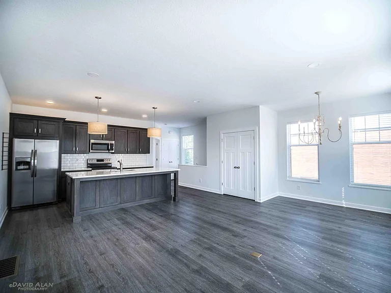 2061 W 34th Pl — Photo 12