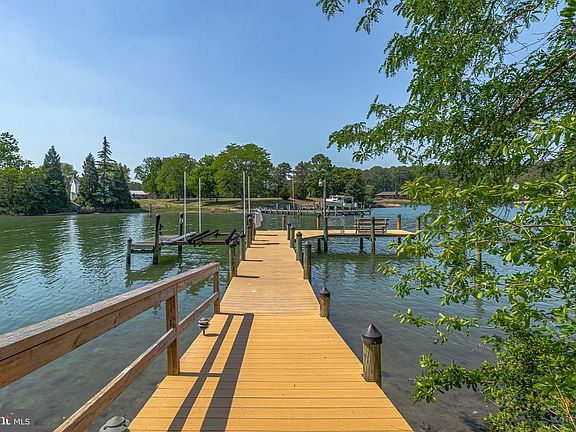 3rd image of 108 Hall Farm Dr