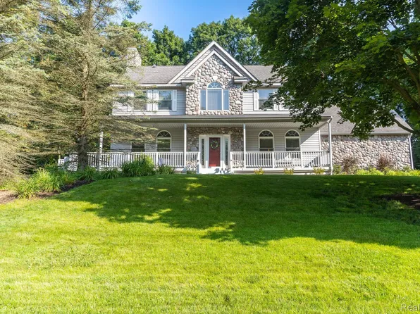 5389 Dogwood Dr, White Lake, MI 48383