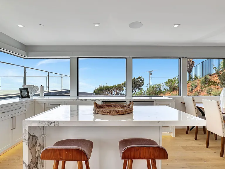 5402 Horizon Dr — Photo 2
