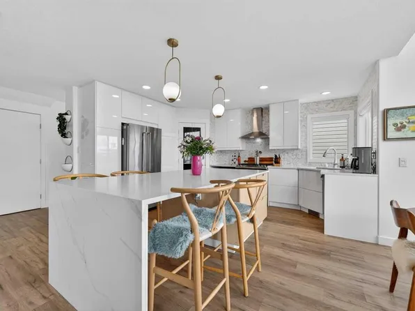 46 NW Springbluff Blvd SW, Calgary, AB T3H 4V6