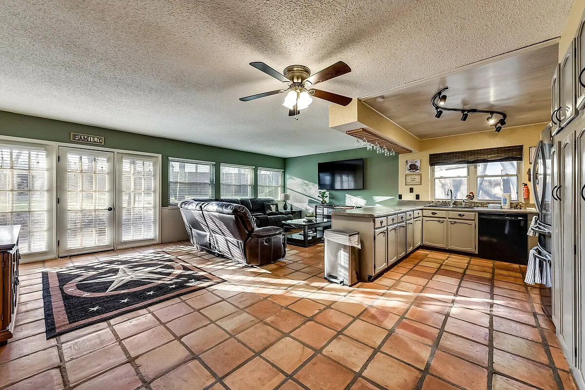 4 bed, 2043 sqft, $6,000 — Photo 1