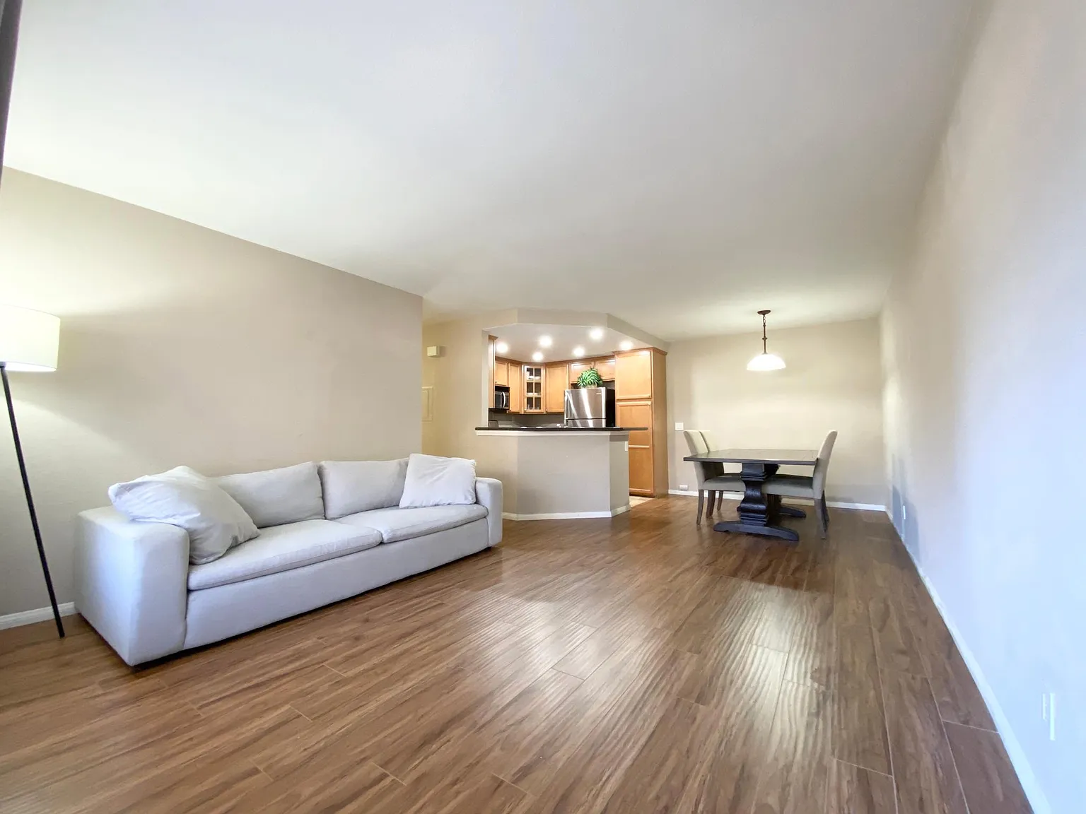2 bed, 864 sqft, $3,100 — Photo 3