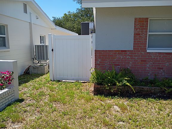 5th image of 926 41st Ave NE
