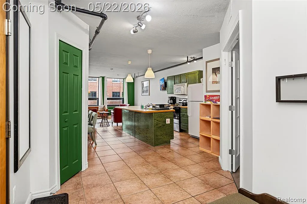 2 bed, 2.0 bath, 1034 sqft, $3,200 — Photo 2