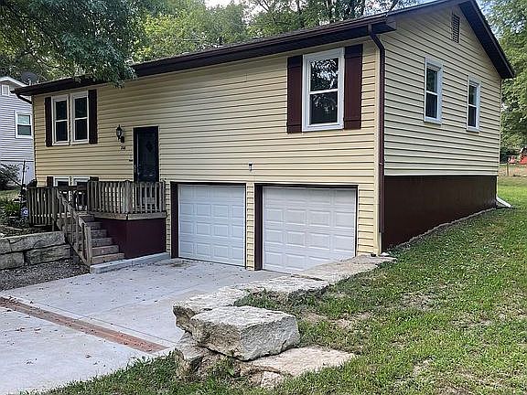 2nd image of 200 SE Brentwood Dr