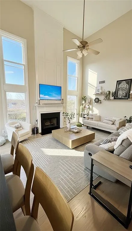 3 bed, 2.5 bath, 1811 sqft, $3,200 — Photo 2
