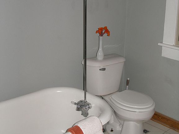 3rd image of 125 E 39th St APT 4