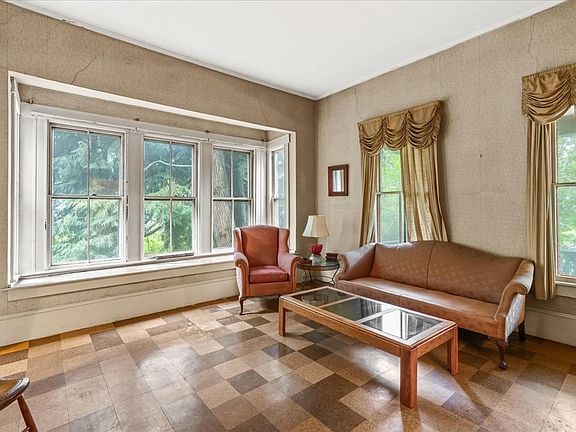 3rd image of 40 Columbus St