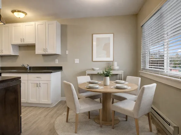 Breezy, 802 Harrington Ave NE APT 9, Renton, WA 98056