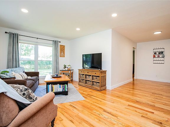5th image of 2027 N Erstan Ave