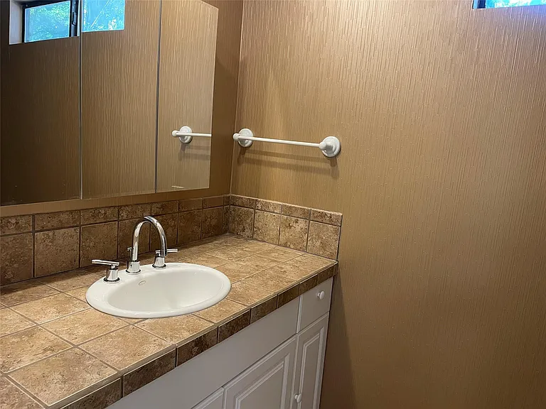 302 Somerset Rd — Photo 15