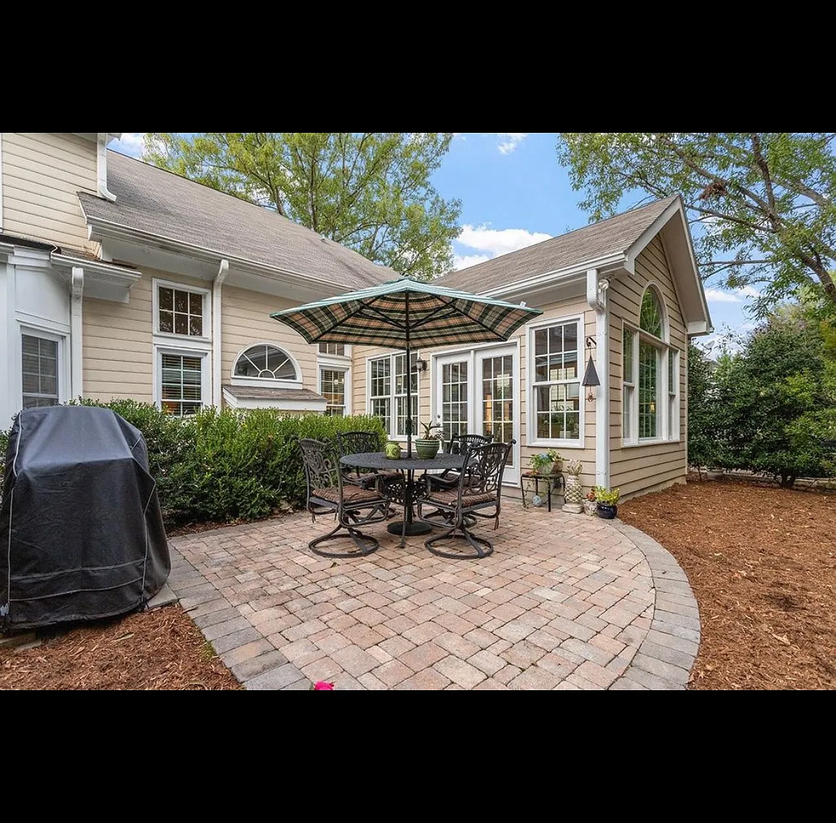 3 bed, 2749 sqft, $2,800 — Photo 3