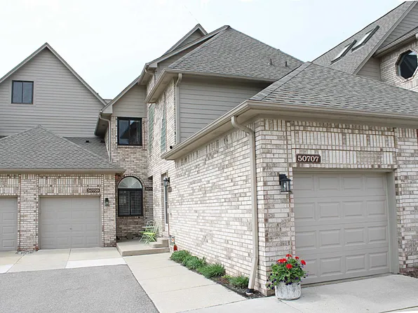 50707 Harbour View Dr N, New Baltimore, MI 48047