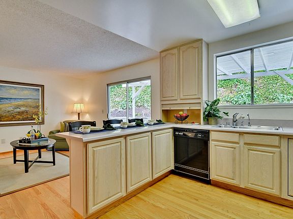 Kitchen with Breakfast Bar