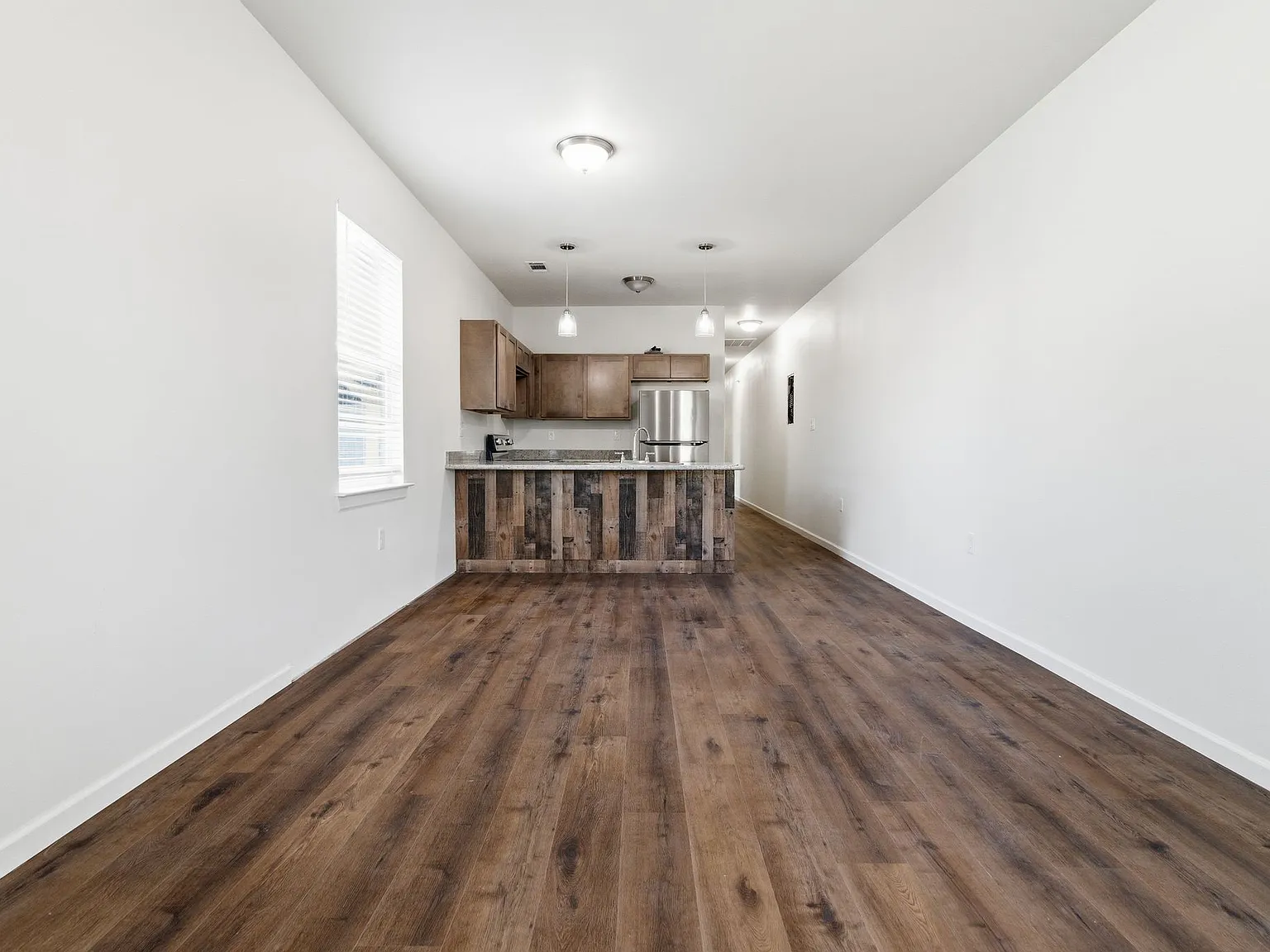 3 bed, 2.0 bath, 1020 sqft, $1,800 — Photo 2