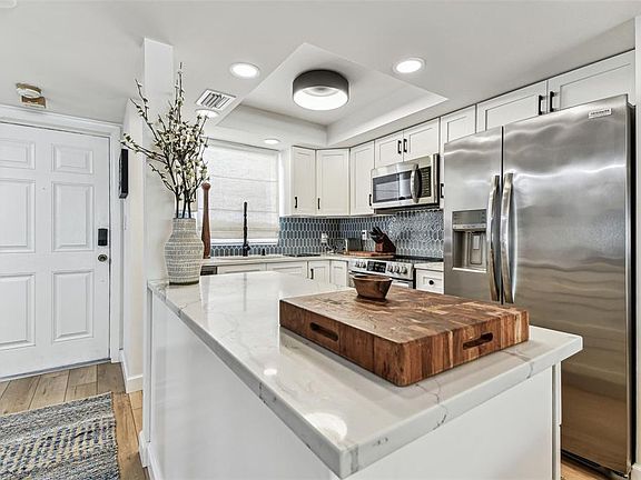 5th image of 620 Edgewater Dr Unit 204