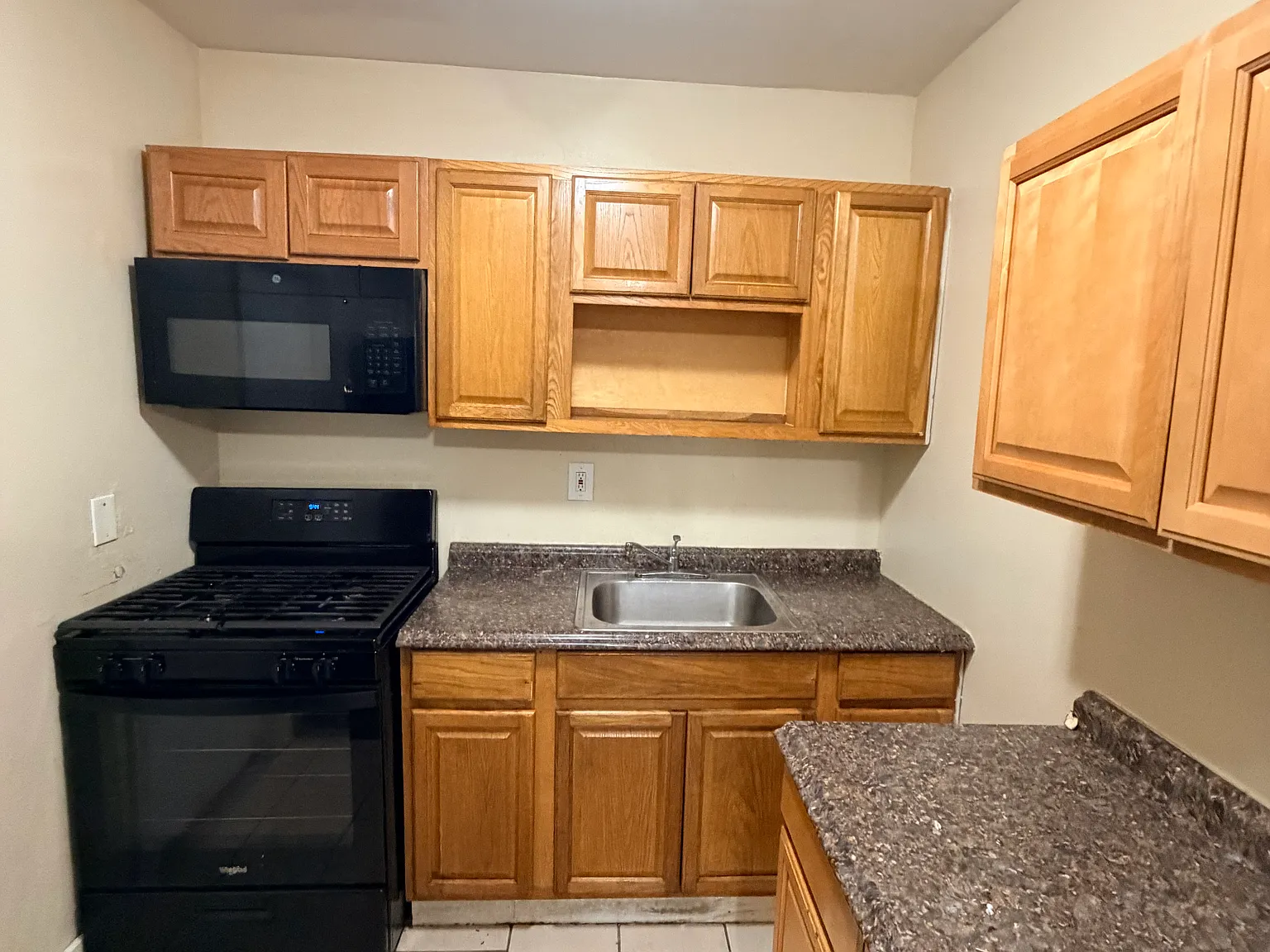 4 bed, $1,875 — Photo 2