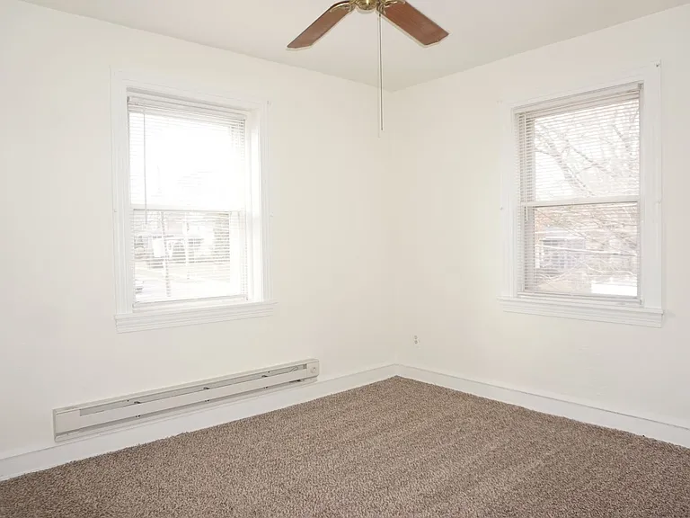 Montrose Apartments — Photo 10