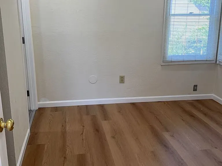 2833 1/2 Sinclair Ave — Photo 6