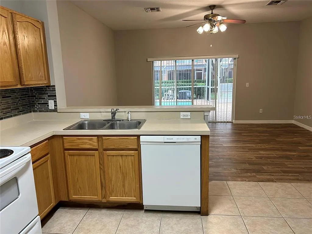 3 bed, 2.0 bath, 1494 sqft, $1,990 — Photo 2
