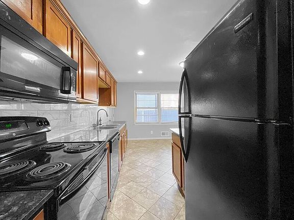 3rd image of 5307 N Lydia Ave