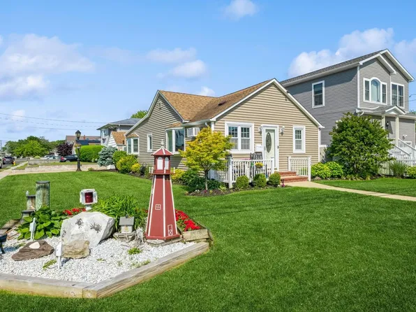 203 E Shore Road, Lindenhurst, NY 11757