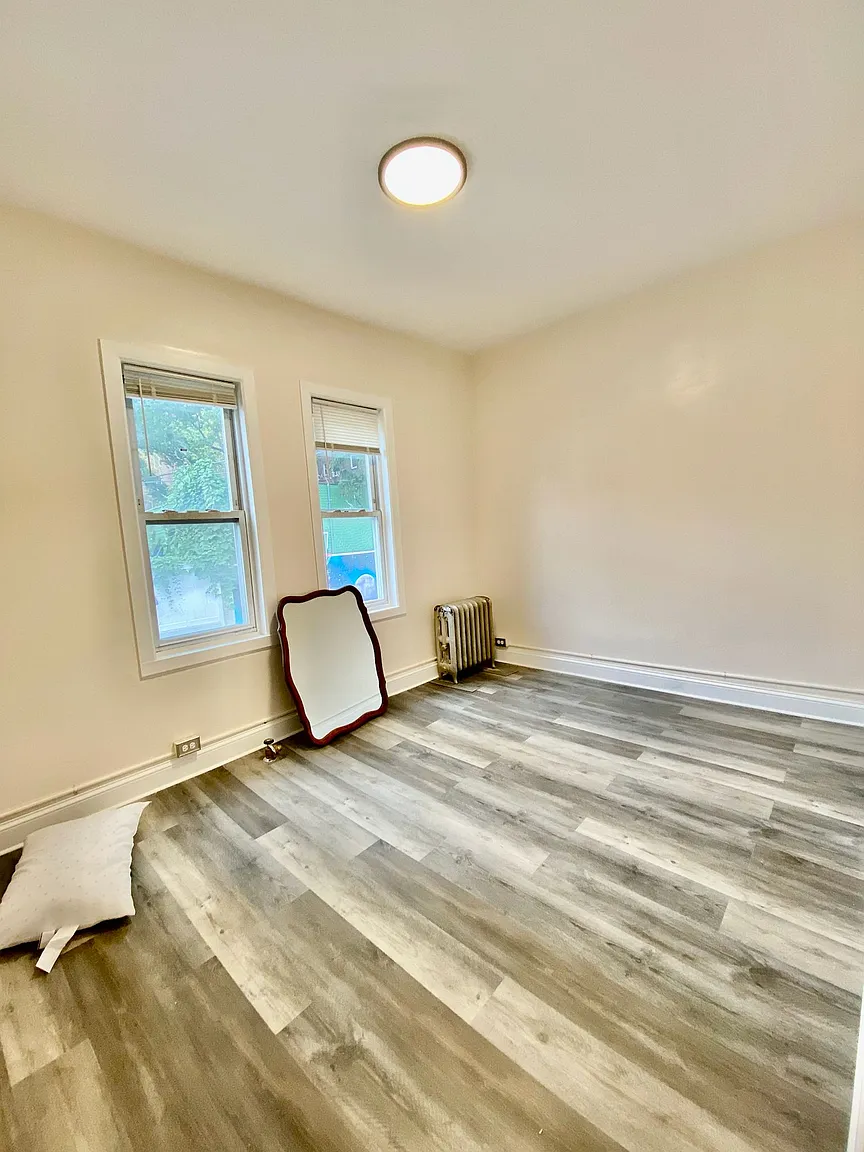 1409 Leland Ave APT 1R photo 1