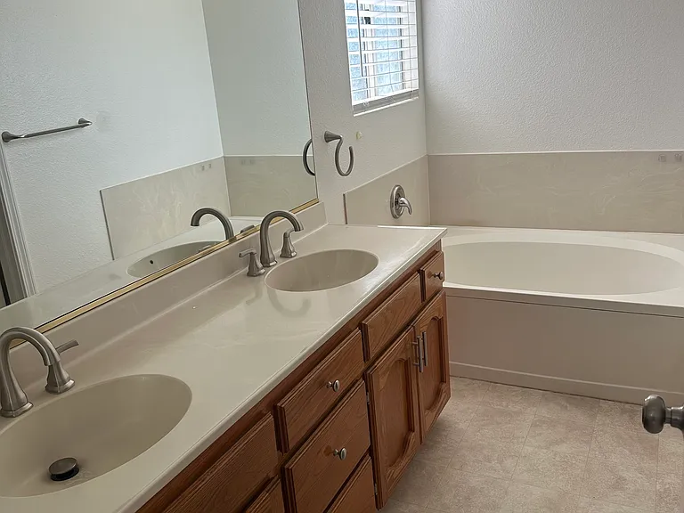 1672 Bailey Dr — Photo 4