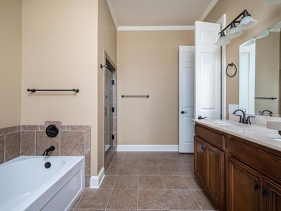 5th image of 820 N Thompson Ln Suite 2D
