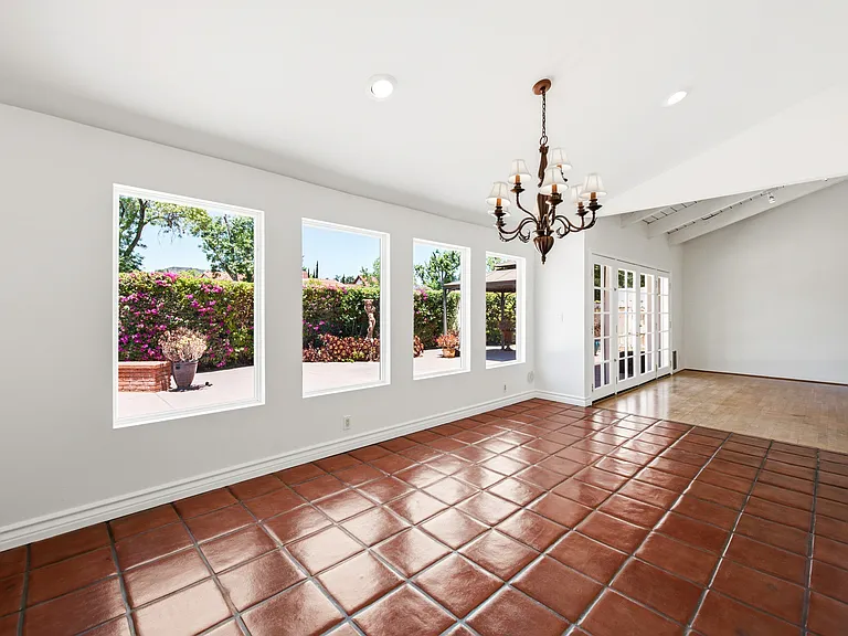 1090 Elfstone Ct — Photo 9