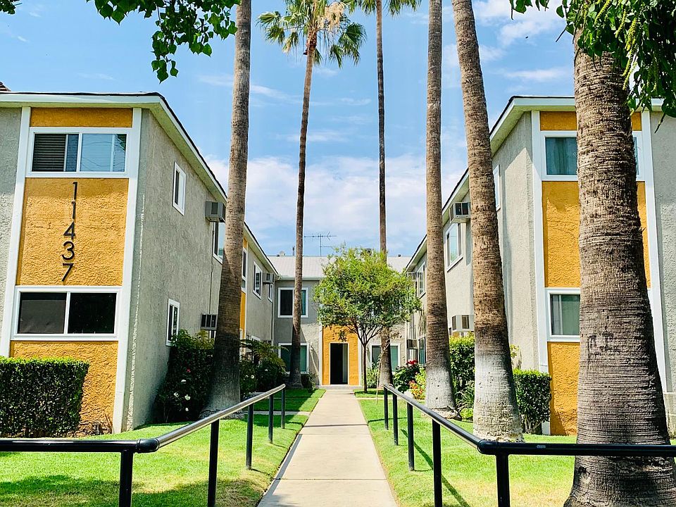 1st image of 11441 Oxnard St #26