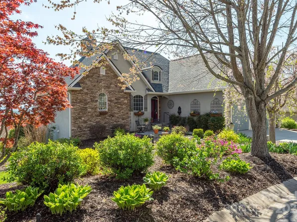 59 Carriage Highlands Ct, Hendersonville, NC 28791