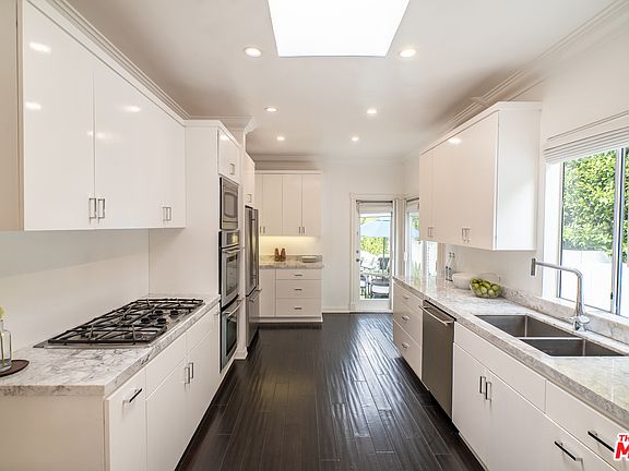 4th image of 8913 Ashcroft Ave