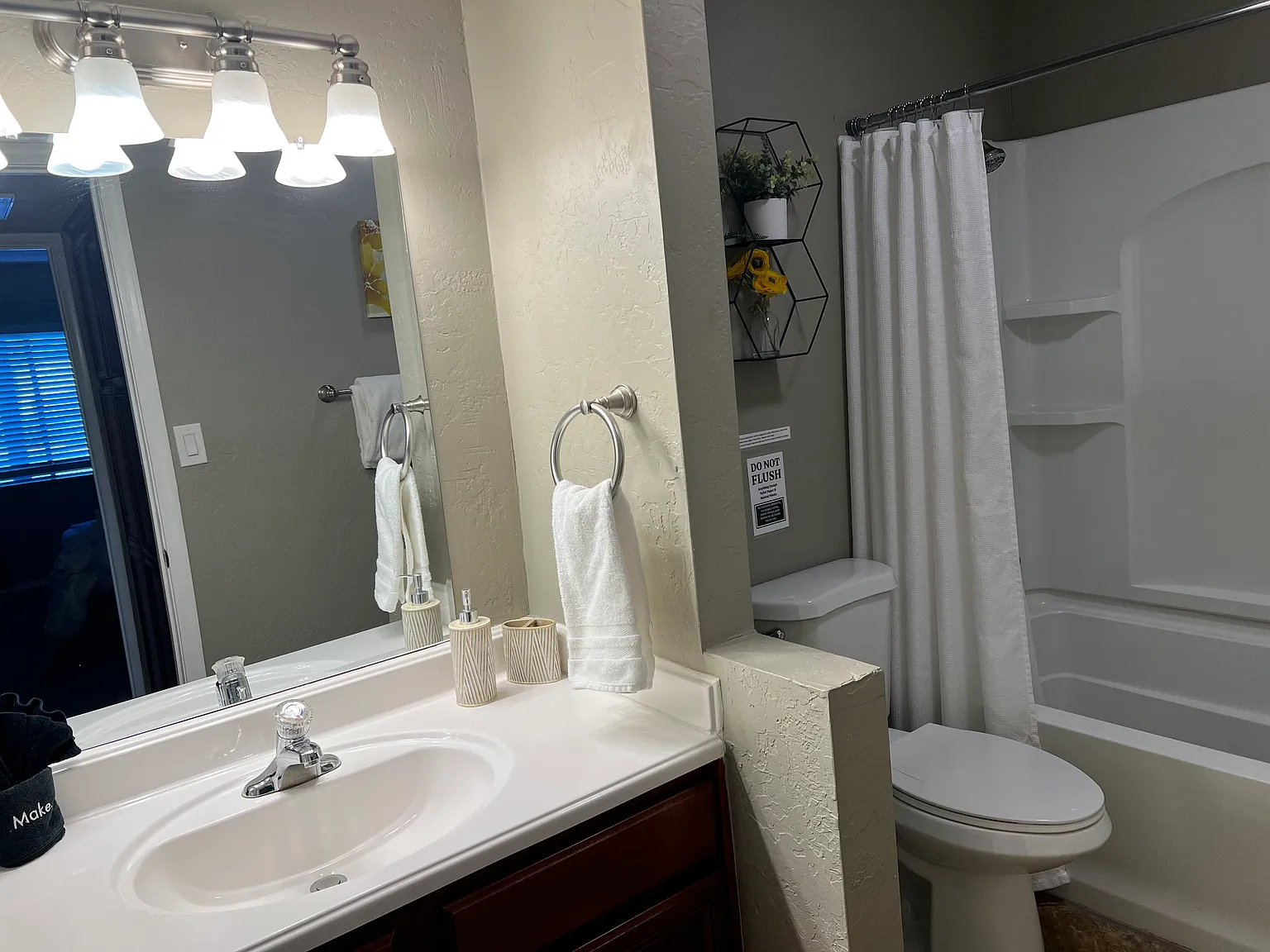 115 E Cortez Dr — Photo 4