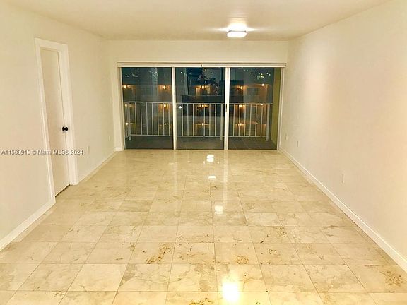 4th image of 3944 NE 167th St APT 405